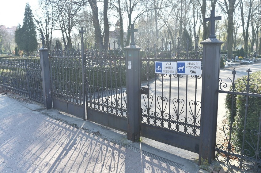 Leszno. Cmentarz na Kąkolewskiej ponownie zamknięty. Wejście tylko na pogrzeby [ZDJĘCIA]
