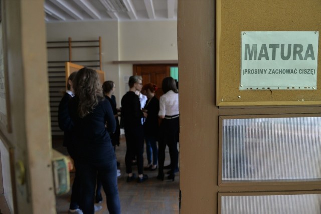Przechodząc do galerii poznacie zdawalność matur 2022 w szkołach powiatu olkuskiego
