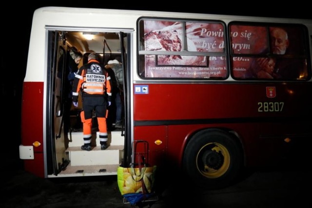 W autobusie jest ratownik medyczny, który udzieli pierwszej pomocy, streetworker lub pracownik socjalny który informuje o rodzajach pomocy oferowanej przez miasto.