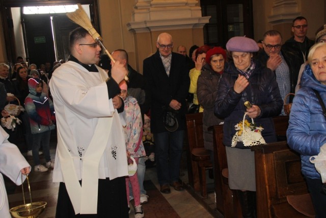 Wielkanoc Radomsko 2023. Święcenie pokarmów w kościele pw. św. Lamberta w Radomsku.