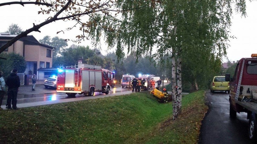 Wypadek w Jastrzębiu: dachowanie zakończone w rowie