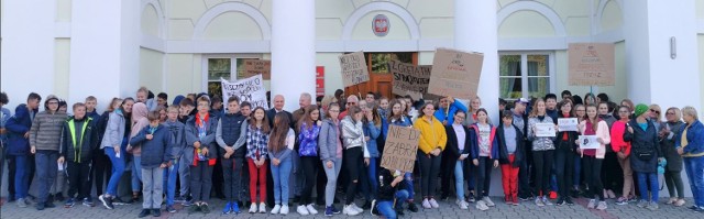 W Rawie Mazowieckiej wzorem innych miast w piątek, 20 września, odbył się strajk klimatyczny. Wzięli w nim udział uczniowie klas 7 i 8 Szkoły Podstawowej nr 2 w Rawie – w sumie ok. 150 osób.