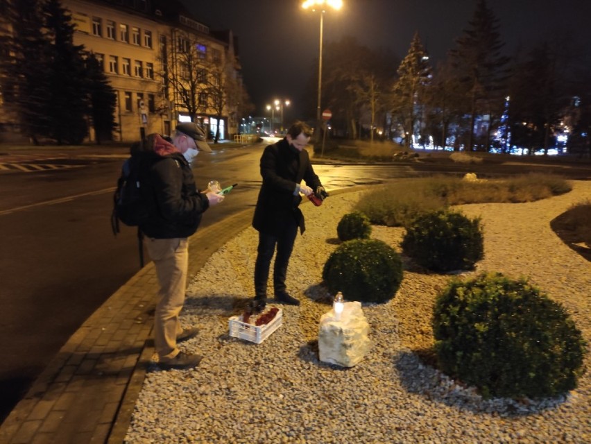 Słupsk. Środowisko opozycji antykomunistycznej upamiętniło ofiary stanu wojennego i grudnia 70 