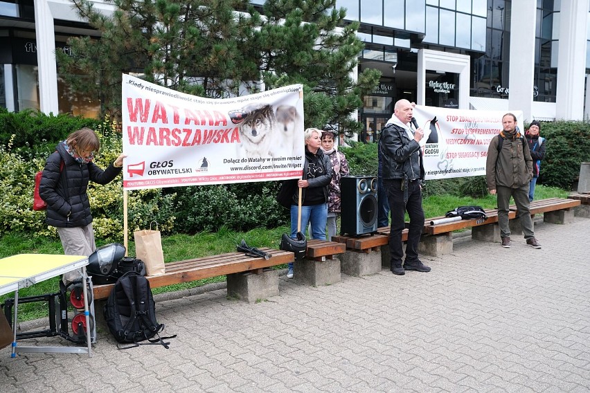 Porażka obrońców nauki stacjonarnej w szkołach bez obostrzeń. Na protest ''Dzieci do szkół'' przyszło tylko kilkanaście osób