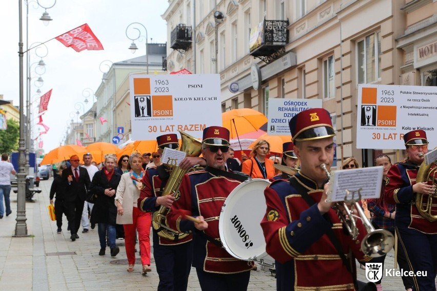Marsz godności z orkiestrą i kolorowymi parasolkami przeszedł przez centrum Kielc. Zobacz zdjęcia