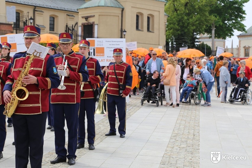 Marsz godności z orkiestrą i kolorowymi parasolkami przeszedł przez centrum Kielc. Zobacz zdjęcia