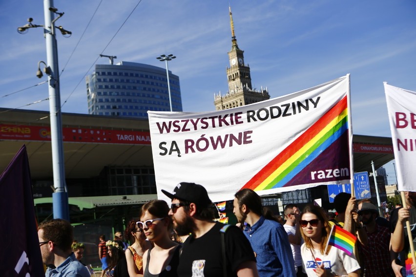 Parada Równości przeszła przez Warszawę. Kolorowa tęcza i...