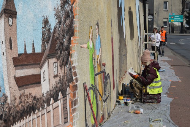 Nowy mural powstaje na murze Klasztoru Sióstr Bernardynek w Wieluniu. Artyści upiększają miasto