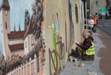 Nowy mural powstaje na murze Klasztoru Sióstr Bernardynek w Wieluniu. Artyści upiększają miasto ZDJĘCIA, FILM