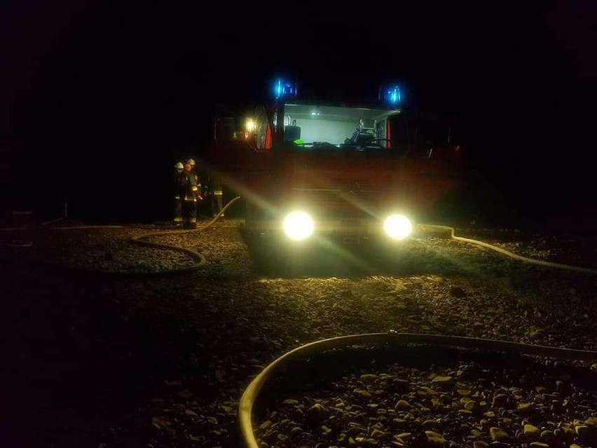 Nocny pożar w Załężu. Z ogniem walczyło 10 zastępów straży pożarnej [ZDJĘCIA]