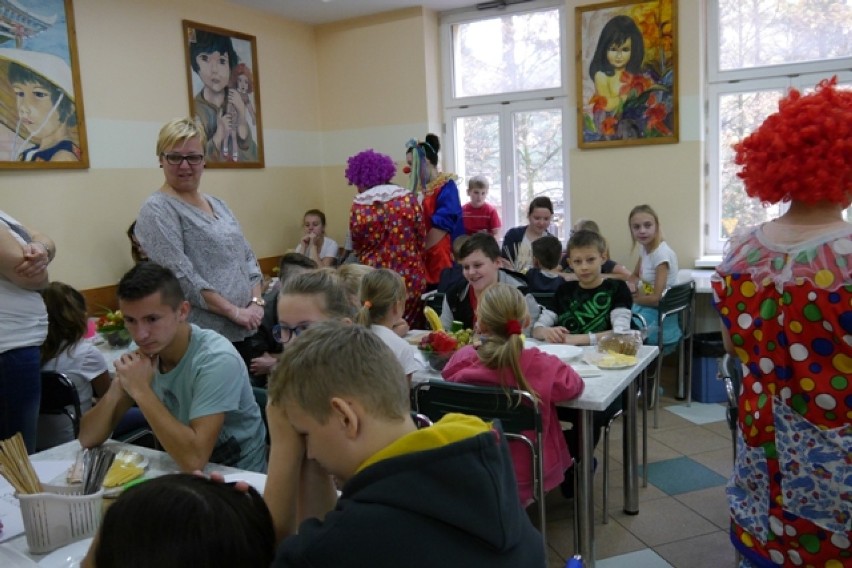 Śniadaniem Dali Moc w Rafałówce. Fundacja Dr Clowna uczyła jak przygotować zdrowy posiłek 