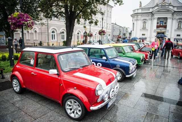 Miłośnicy samochodów Mini mogli w sobotę podziwiać pojazdy podczas Zlotu Samochodów Mini  w Wadowicach