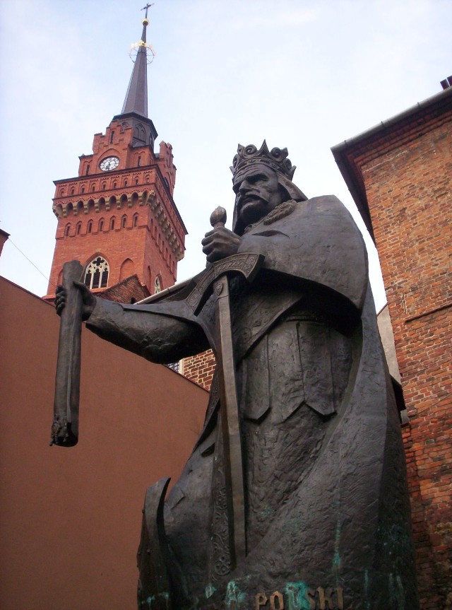 Tarnów, który również został lokowany przez Władysława Łokietka, odwdzięczył się swemu założycielowi wzniesieniem pomnika.