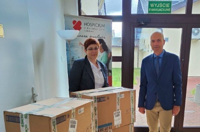 Justyna Pacuła-Woźniak oraz wójt Radosław Głażewski przekazali pomoc dla podopiecznych hospicjum w Darłowie.