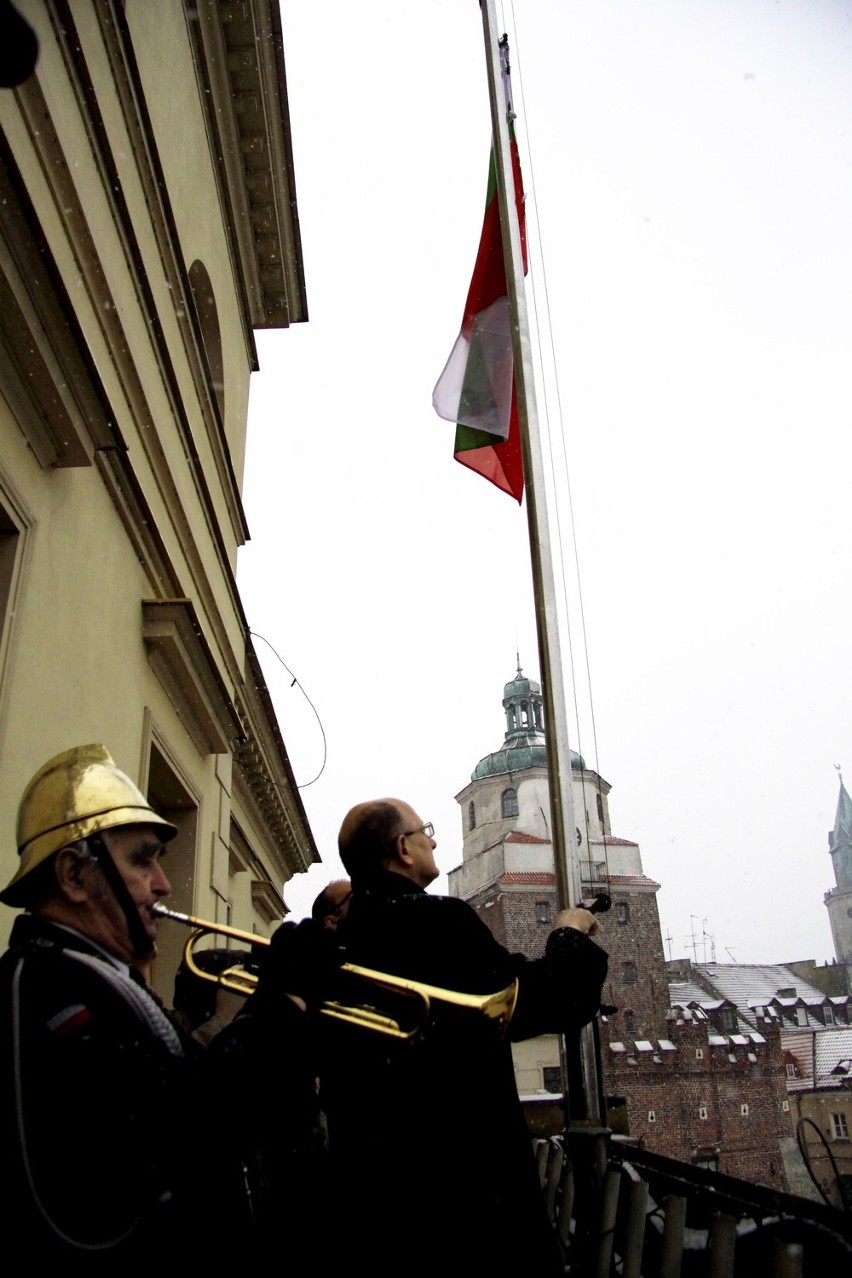 Lublin po śmierci abpa Życińskiego. Opuszczona flaga na ratuszu (WIDEO)