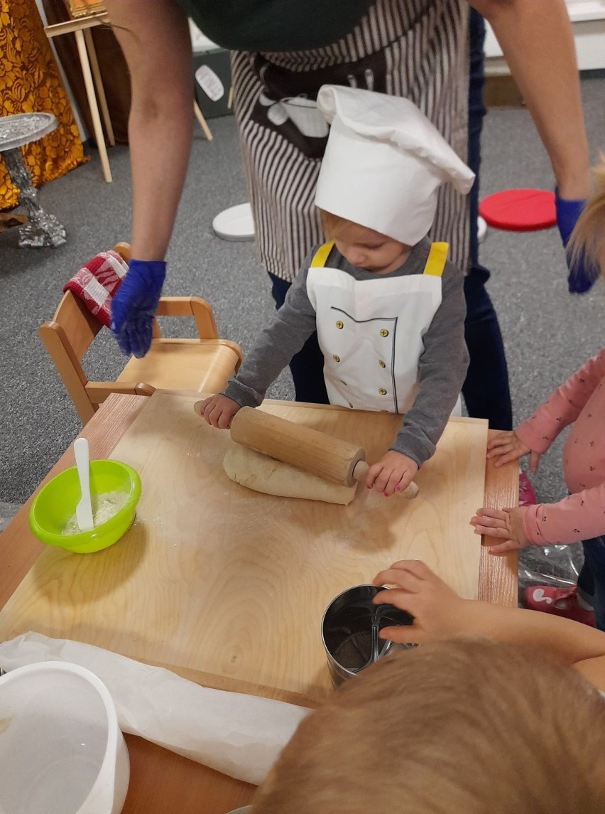 Dzieci z kazimierskiego żłobka świętowały Międzynarodowy Dzień Pizzy. Wcieliły się w role kucharzy i same przygotowały przysmak (ZDJĘCIA)