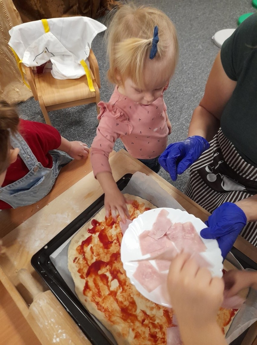 Dzieci z kazimierskiego żłobka świętowały Międzynarodowy Dzień Pizzy. Wcieliły się w role kucharzy i same przygotowały przysmak (ZDJĘCIA)