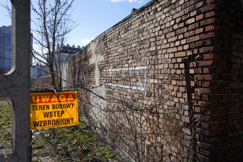 Zabytkowy mur przy ul. Orzeszkowej w Rzeszowie wyburzony. "Zagrażał bezpieczeństwu". Trwa budowa łącznika Głowackiego i Styki