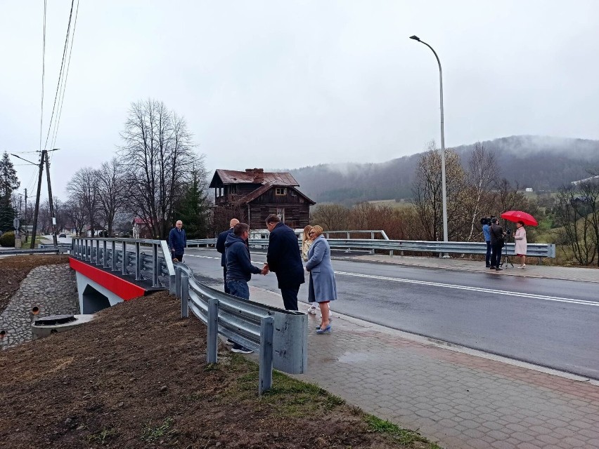 Wysowa-Zdrój. Wojewoda dokonał otwarcia nowego mostu na drodze, która łączy Polskę ze Słowacją. Zobacz wideo i zdjęcia