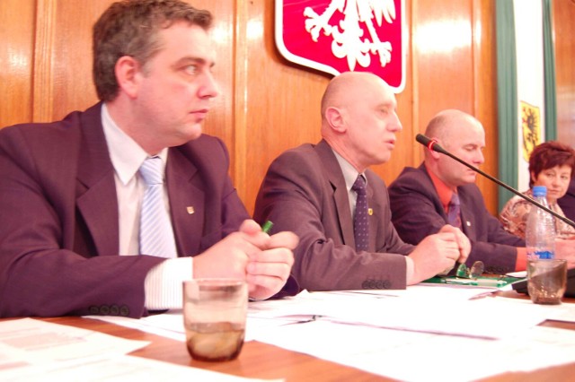 Rok 2007 - burmistrz Szczecinka Jerzy Hardie-Douglas (w środku) i zastępcy Daniel Rak (z lewej) i Jacek Chrzanowski