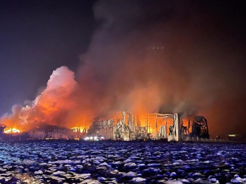 W Białej Rawskiej spłonął kompleks magazynowy. Grupa Polskie Sady liczy straty po pożarze zakładu.