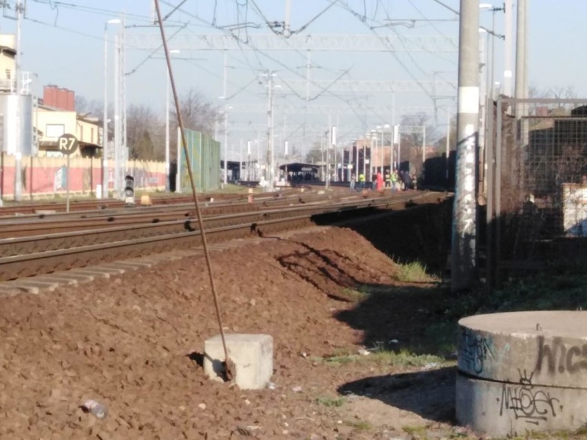 Mężczyzna wpadł pod pociąg w Brzegu. Do tragedii doszło we wtorek rano w okolicy ul. Nysańskiej