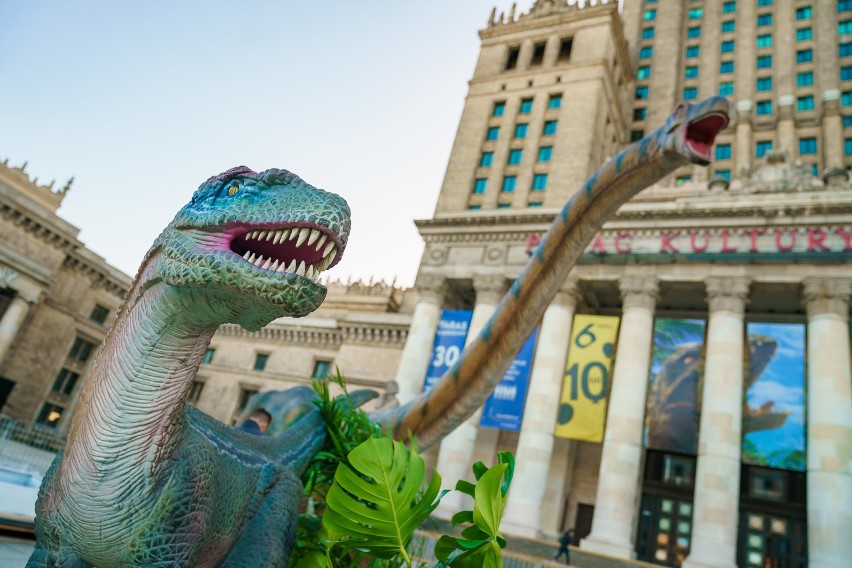 Przed PKiN pojawiły się ruchome dinozaury. "To pierwsza  tego typu instalacja na świecie"