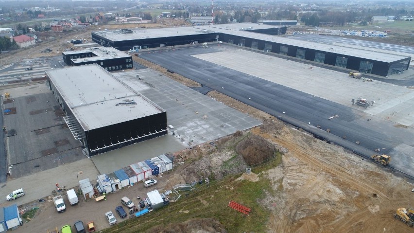Budowa lotniska w Radomiu. Nie słabnie tempo robót na Sadkowie. Zobacz najnowsze zdjęcia z drona