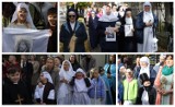 Marsz Wszystkich Świętych 2023 w Pleszewie. Ulicami miasta przeszedł Marsz Wszystkich Świętych. Ucieszyli się niebem