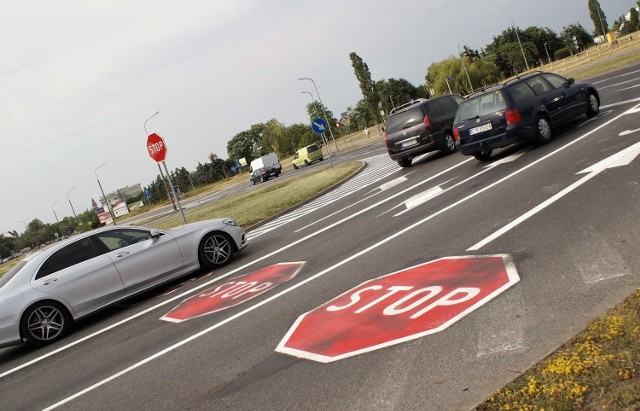 W związku ze zmianą zasad ruchu na skrzyżowaniu ul. Wojska Polskiego z al. Niepodległości w Inowrocławiu, czyli montażem znaków "stop" na podjazdach od ul. Wojska Polskiego i ul. Glempa, powiat inowrocławski zorganizował w sąsiedztwie skrzyżowania piknik. W jego trakcie starosta Wiesława Pawłowska, policjanci, strażnicy miejscy, pracownicy Wojewódzkiego Ośrodka Ruchu Drogowego przypominali o nowych zasadach ruchu na skrzyżowaniu, jak również o konieczności bezpiecznego zachowania się na wszystkich innych drogach w mieście, powiecie i całym kraju. Odbył się pokaz akcji ratowniczej w wykonaniu strażaków, pogotowia ratunkowego i uczniów inowrocławskich szkół.