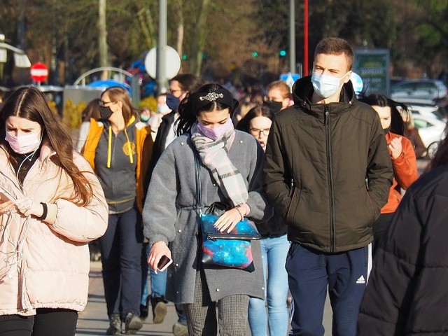 Od wczoraj (soboty, 27 lutego) nie można już zasłaniać nosa i ust przyłbicą, szalem ani chustką. Według rozporządzenia Ministerstwa Zdrowia, musimy używać wyłącznie maseczek. Sprawdziliśmy, czy łodzianie stosują się do tych wytycznych.

Zobacz zdjęcia - kliknij dalej