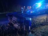Wypadek na drodze powiatowej w Kornatce. Dwie osoby przewiezione do szpitala