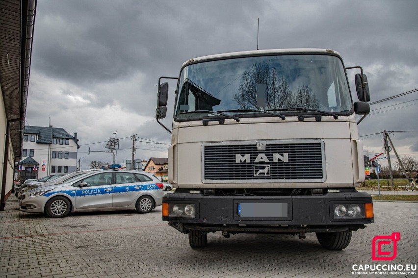 Ciężarówka porzucona w Borzęcinie