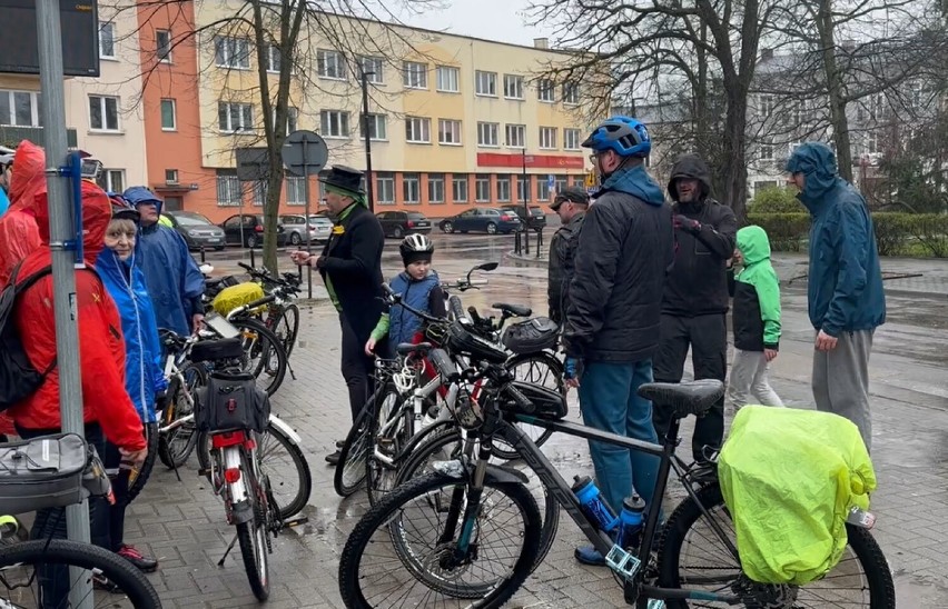 Mimo ulewnego deszczu, rowerzyści z rowerowo.pl w Radomsku...