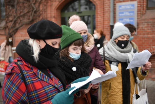 Od końca października 2020 roku w Polsce trwają protesty antyrządowe. W Toruniu demonstracje odbywają się przeważnie raz w tygodniu, za każdym razem z jakiejś okazji. Tydzień temu była to 39. rocznica wprowadzenia stanu wojennego, wcześniej alternatywne obchody urodzin Radia Maryja. W sobotę 19 grudnia protestujący postanowili kolędować.