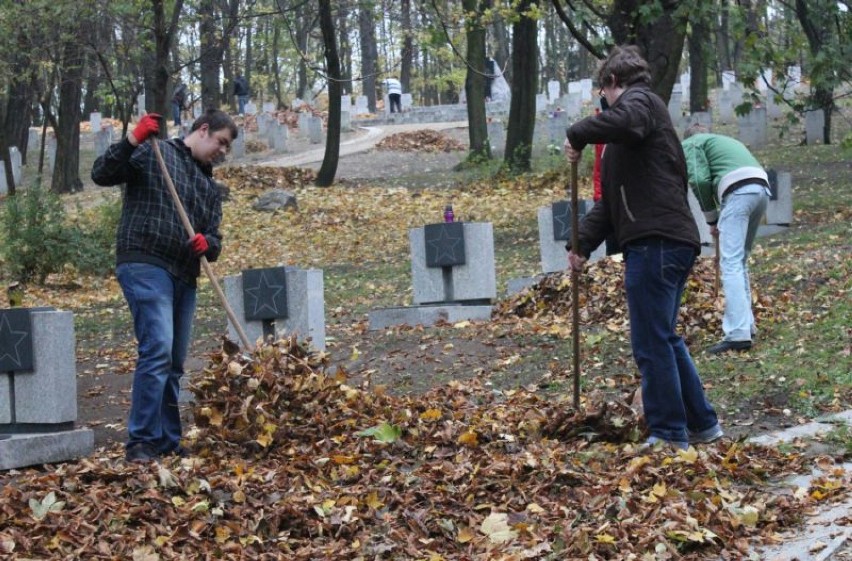 Sprzątają groby żołnierzy na Cytadeli