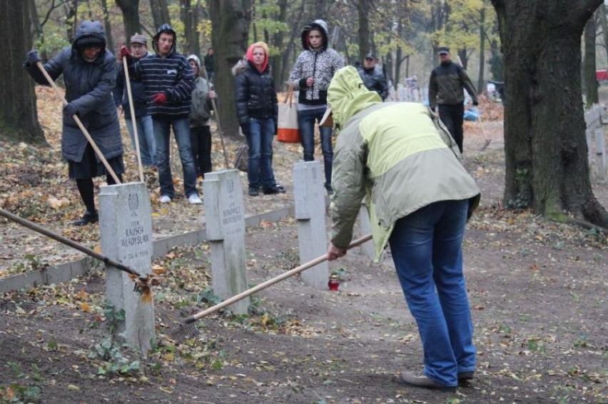 Sprzątają groby żołnierzy na Cytadeli