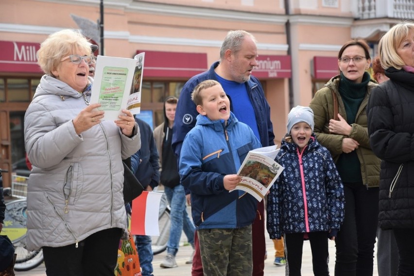 „Niepodległa do Hymnu” w Tarnowie. Mieszkańcy wspólnie zaśpiewali Mazurka Dąbrowskiego