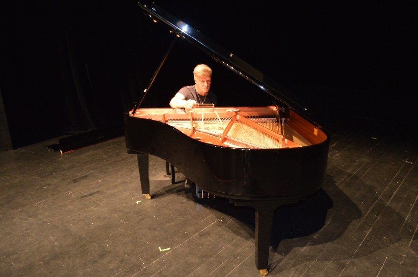 Głogów: MOK kupił koncertowy fortepian do teatru. Zakup dofinansowało Ministerstwo Kultury i Dziedzictwa Narodowego
