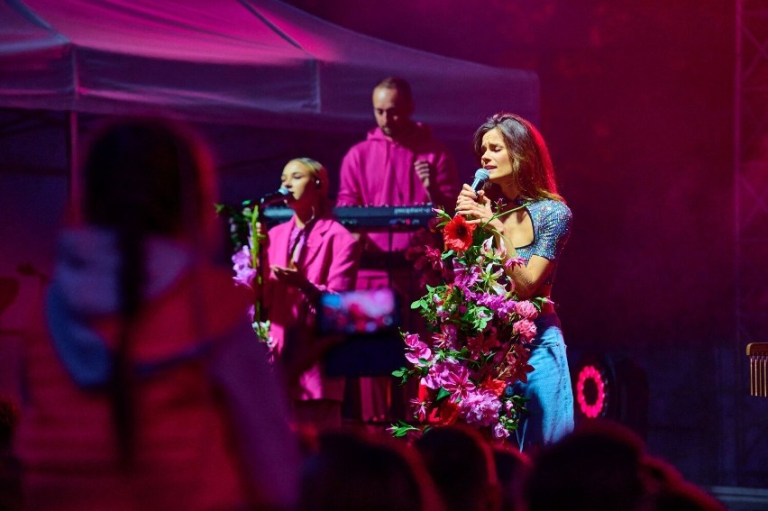 Natalia Szroeder podczas koncertu w Sandomierzu. Zabawa była...