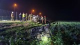 Nocny wypadek na rondzie w Wyszkowie Śląskim. Auto wypadło z drogi. Trzy osoby ranne