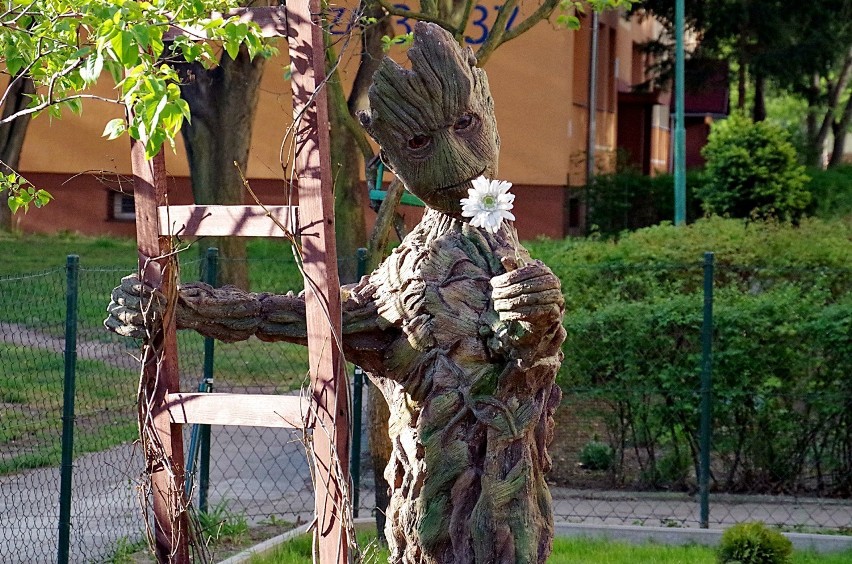 Rzeźba jest inspirowana postacią Groota z filmu „Strażnicy...