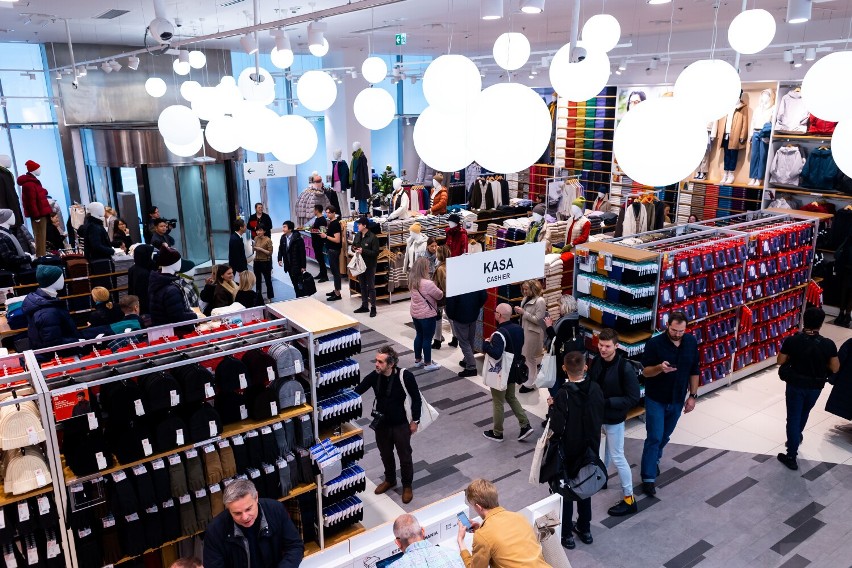 Pierwszy sklep UNIQLO w Polsce. Otwarcie znanej międzynarodowej marki odzieżowej w Domach Towarowych. "Ubrania najwyższej jakości"