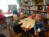 Uczniowie podczas ferii grali w gry planszowe w bibliotece! [ZDJĘCIA]