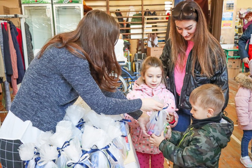 Kraśnickie wolontariuszki przekazały świąteczne paczki dla dzieci z Ukrainy