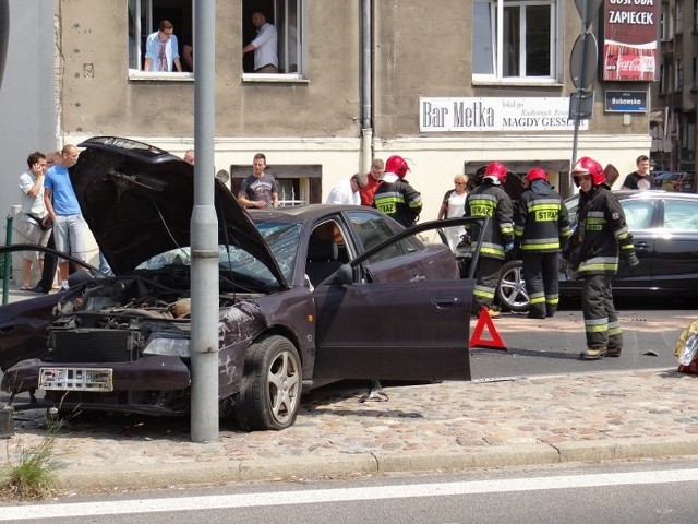 Wypadek w Poznaniu - na skrzyżowaniu Bukowskiej i Zeylanda zderzyły się dwa auta.