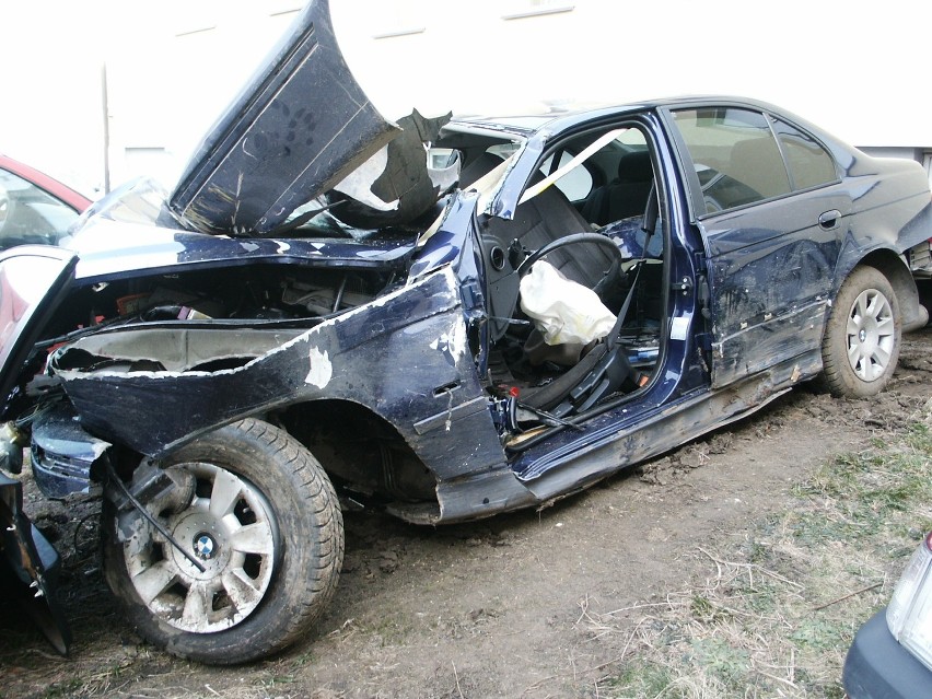 Groźny wypadek w Wieprzu. Bmw uderzyło w dom, jest 6 rannych. Policja bada okoliczności zdarzenia