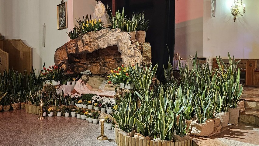 Mnóstwo wiernych uczestniczyło w Liturgii Wielkiego Piątku w Kościele Świętej Barbary w Staszowie