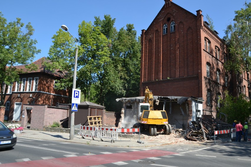 Trwa rozbiórka budynku przy szpitalu Juliusz. Miasto uspokaja - to nie zabytek! ZDJĘCIA