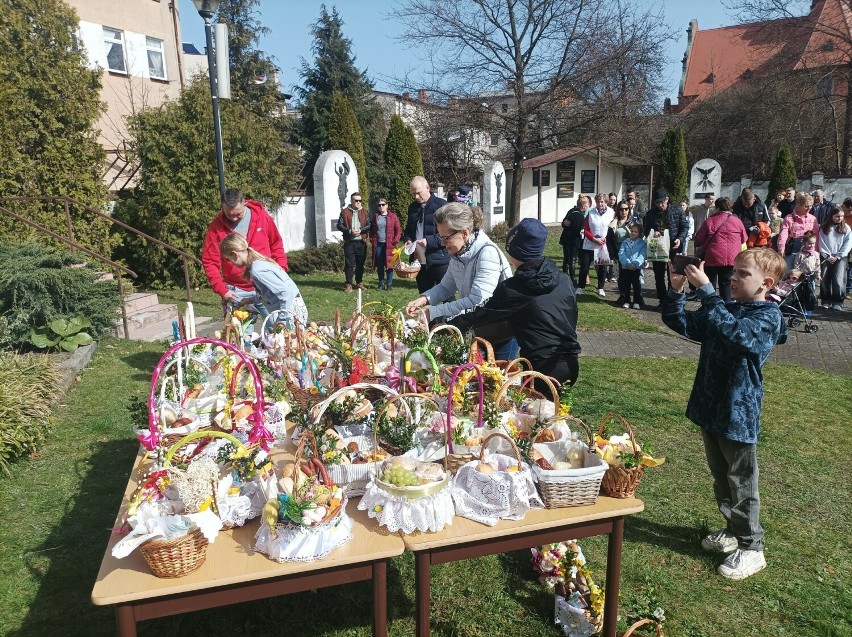 Mieszkańcy Kościerzyny przyszli na plac św. Jana Pawła II w Wielką Sobotę, by poświęcić pokarmy 